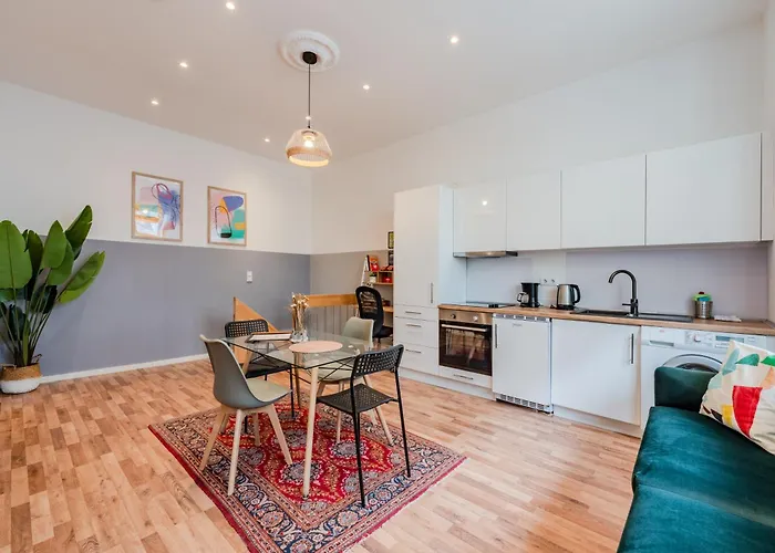 Spacious, Central 3 Room Flat With Gym & Play Area